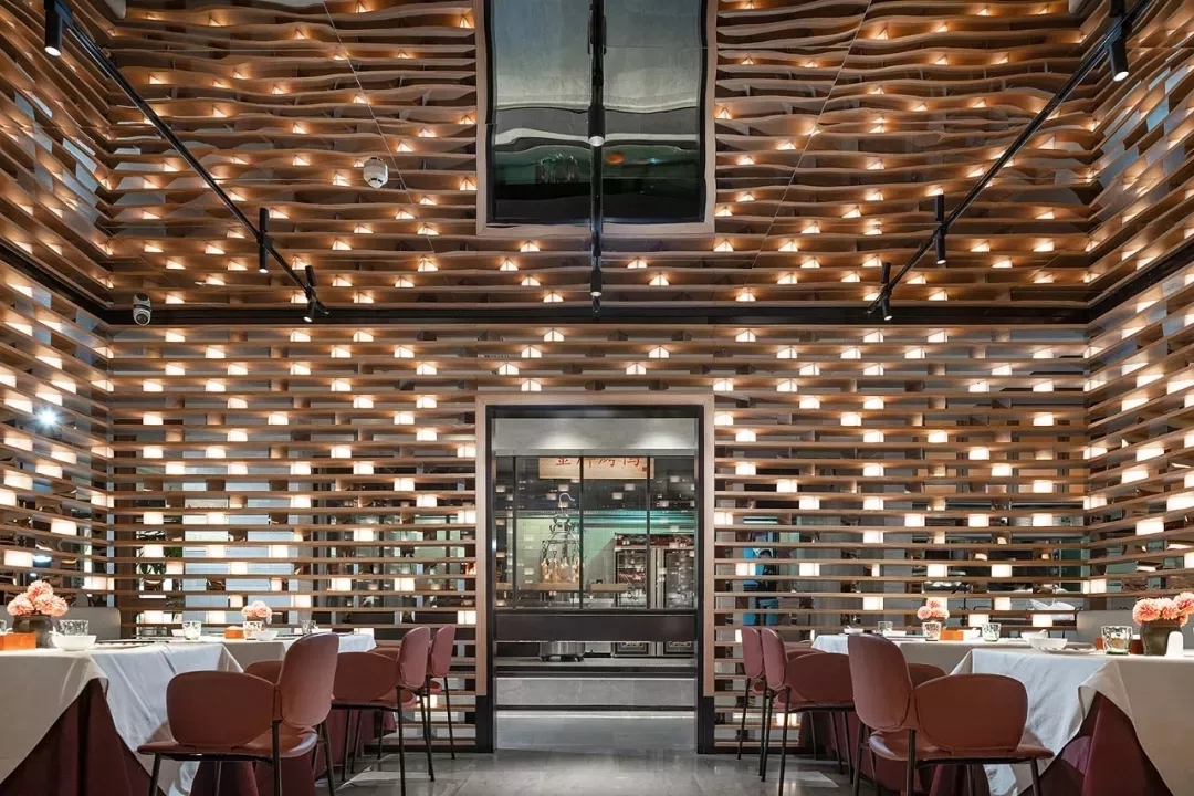 雁山大鸭梨烤鸭店以全新的餐饮空间设计，冲破品牌桎梏，重塑品牌形象