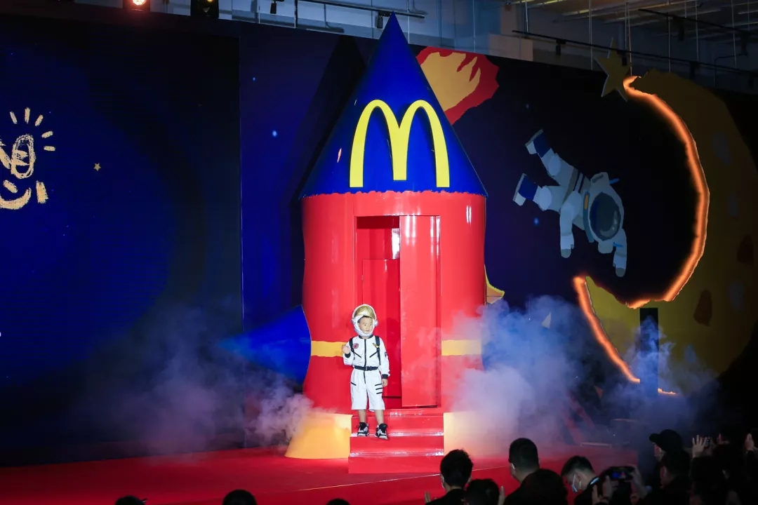 雁山麦当劳中国为孩子“点亮梦想”，带你上天！